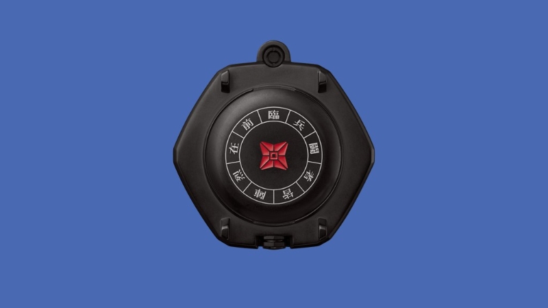 底盖刻有忍者常用的咒术字句,以及饰有红色忍者飞镖图案。 底盖刻有忍者常用的咒术字句,以及饰有红色忍者飞镖图案。