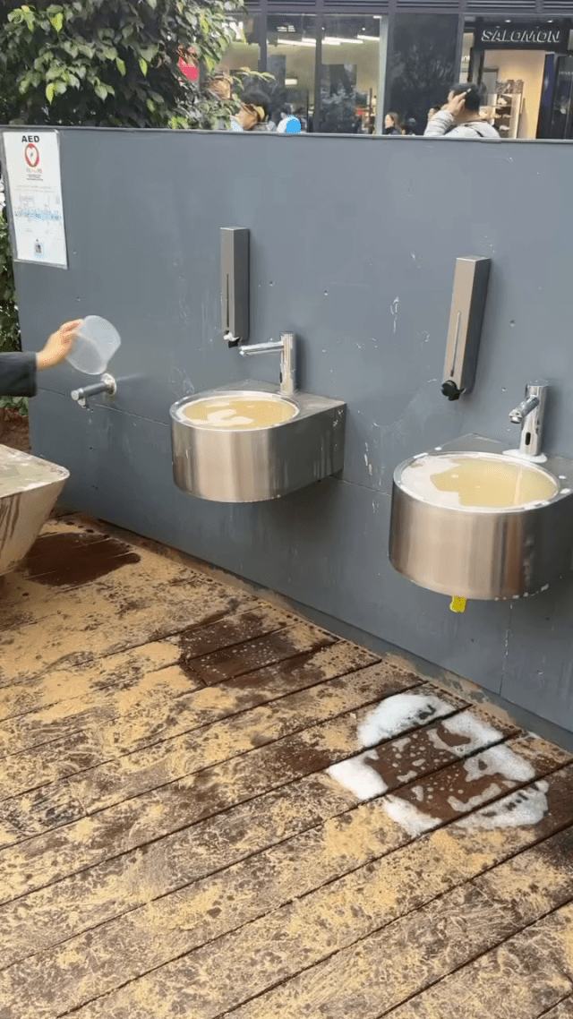 近日,有网民在Threads上发文,指位于启德车站广场的儿童游乐场,沙池旁的洗手盆“俾小朋友玩到塞晒” 近日,有网民在Threads上发文,指位于启德车站广场的儿童游乐场,沙池旁的洗手盆“俾小朋友玩到塞晒”