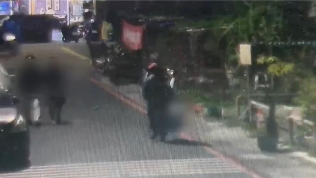 张妇进到张嫌住处后就消失,监视器拍下张嫌出入并手提袋外出,疑似要丢弃。 张妇进到张嫌住处后就消失,监视器拍下张嫌出入并手提袋外出,疑似要丢弃。