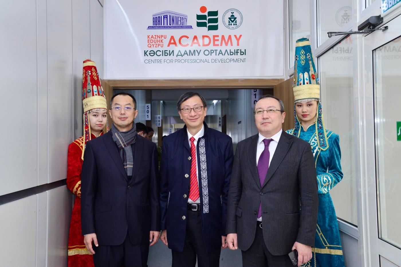 中国驻阿拉木图领事张伟先生、香港教育大学校长李子建教授、哈萨克斯坦阿拜国立师范大学校长Bolat Tilep博士为位于哈萨克斯坦阿拜国立师范大学的专业发展中心开幕 中国驻阿拉木图领事张伟先生、香港教育大学校长李子建教授、哈萨克斯坦阿拜国立师范大学校长Bolat Tilep博士为位于哈萨克斯坦阿拜国立师范大学的专业发展中心开幕