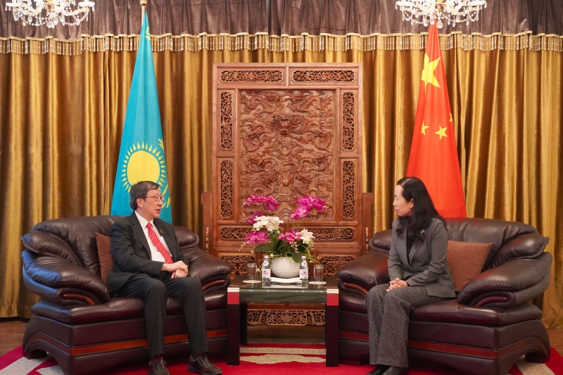 李教授与教大代表团拜访中华人民共和国驻阿拉木图总领事蒋薇女士与领事张伟先生 李教授与教大代表团拜访中华人民共和国驻阿拉木图总领事蒋薇女士与领事张伟先生