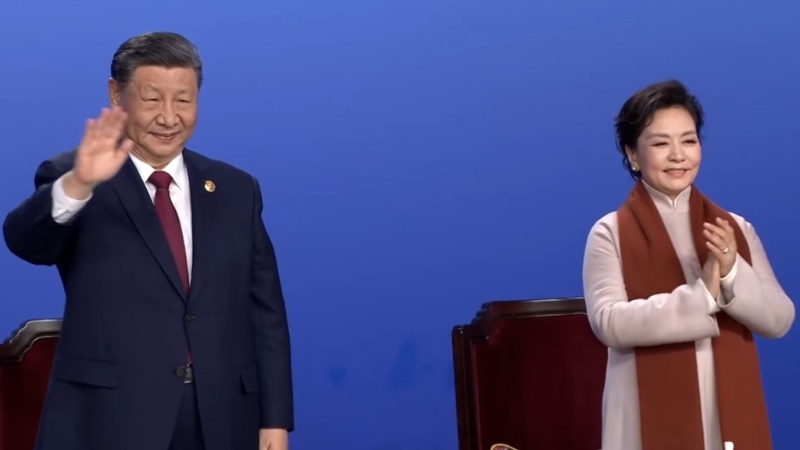 亚冬会开幕,国家主席习近平和夫人彭丽媛挥手欢迎各国代表团。 亚冬会开幕,国家主席习近平和夫人彭丽媛挥手欢迎各国代表团。