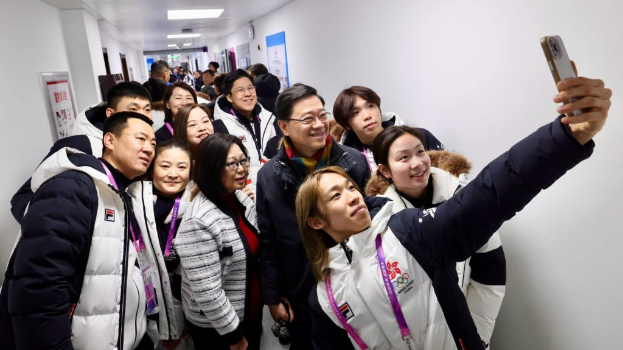 李家超与港队运动员及团队成员合照。李家超facebook图片 李家超与港队运动员及团队成员合照。李家超facebook图片