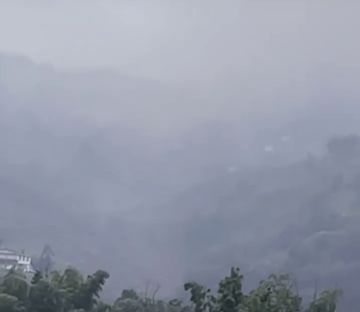 有房屋被掩。 有房屋被掩。