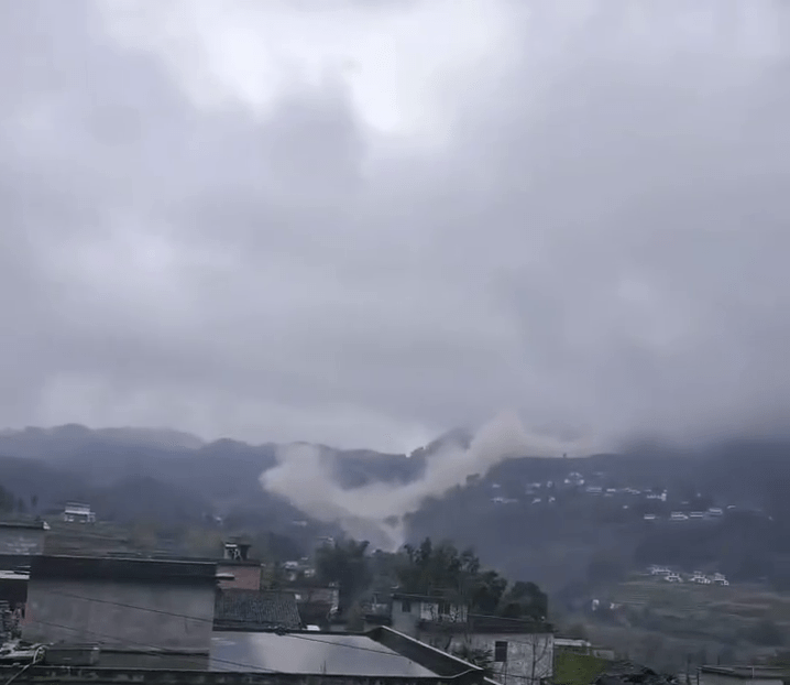 扬起大量泥土 扬起大量泥土