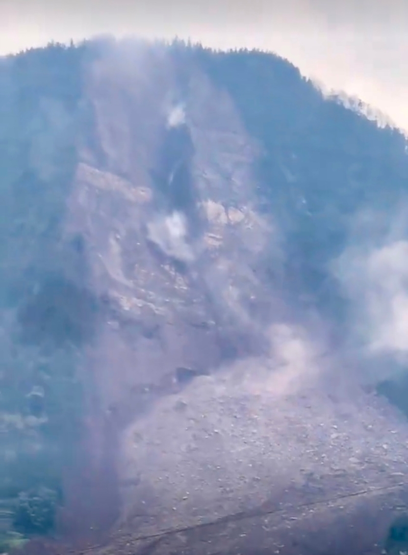 网民拍下四川宜宾山泥倾泻的一刻。 网民拍下四川宜宾山泥倾泻的一刻。