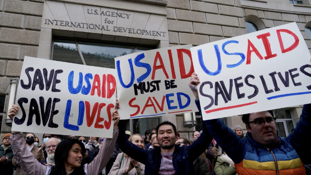 美国国际开发署大楼2月3日不准员工入内,引发抗议。 美国国际开发署大楼2月3日不准员工入内,引发抗议。