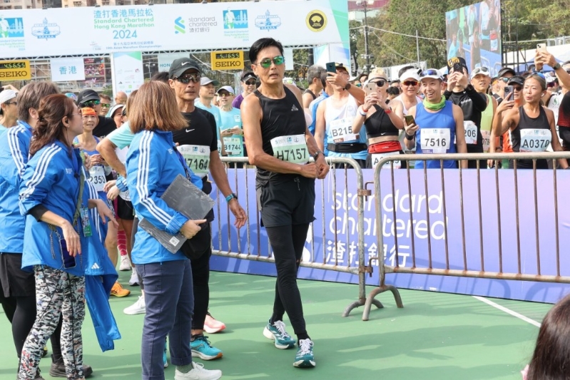 周润发去年以2时19分钟完成,比目标慢了4分钟,当时他曾表示期望今年可达2小时15分目标。 周润发去年以2时19分钟完成,比目标慢了4分钟,当时他曾表示期望今年可达2小时15分目标。