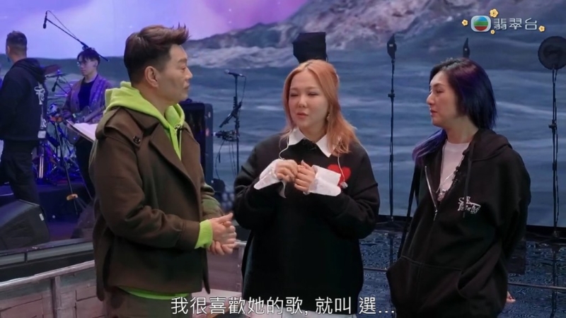 卫兰表示很喜欢当晚要唱的歌。 卫兰表示很喜欢当晚要唱的歌。