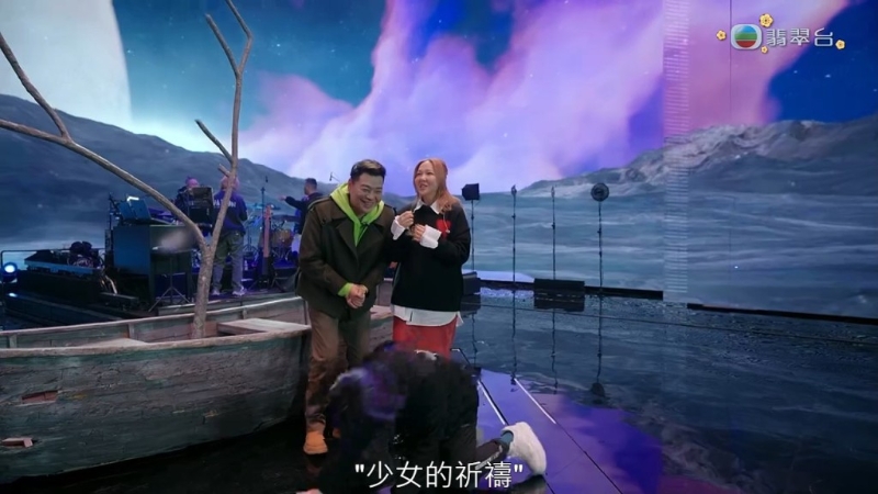 杨千嬅笑得趴在地上。 杨千嬅笑得趴在地上。