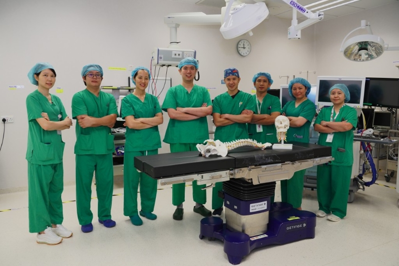 威尔斯亲王医院神经外科团队与麻醉、痛症及围术期医学团队通力合作,为患者带来优质的手术治疗;当中负责手术的为许家豪医生(左四)。(受访者提供) 威尔斯亲王医院神经外科团队与麻醉、痛症及围术期医学团队通力合作,为患者带来优质的手术治疗;当中负责手术的为许家豪医生(左四)。(受访者提供)