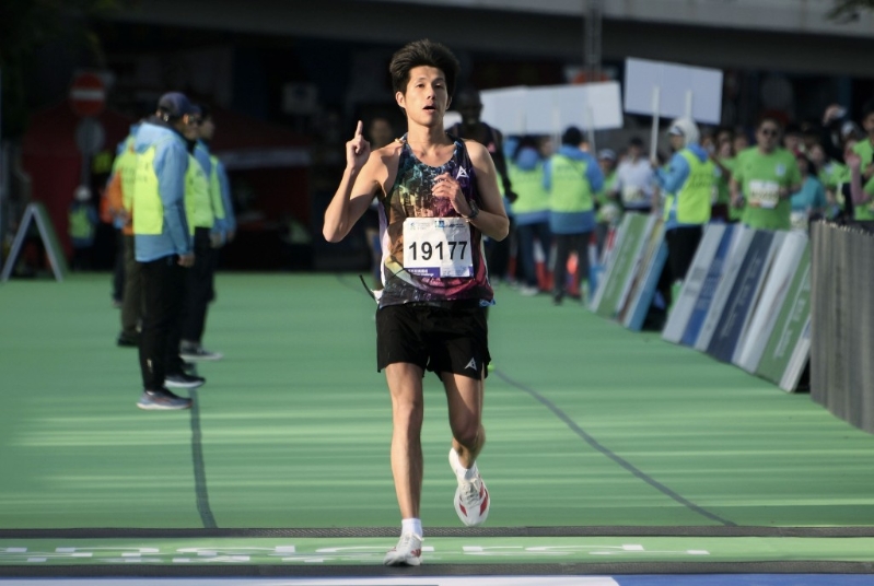 本港跑手黄尹隽,以2小时21分04秒的成绩夺本地男子组全马冠军。 本港跑手黄尹隽,以2小时21分04秒的成绩夺本地男子组全马冠军。