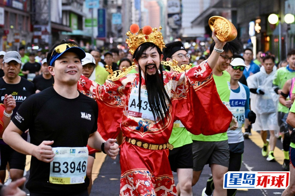 有人趁农历新年,扮演「财神」并手持金元宝。 有人趁农历新年,扮演「财神」并手持金元宝。