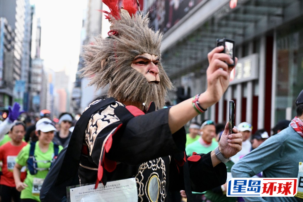 有跑手化身去年热门3A大作游戏《黑神话:悟空》当中的美猴王悟空。 有跑手化身去年热门3A大作游戏《黑神话:悟空》当中的美猴王悟空。