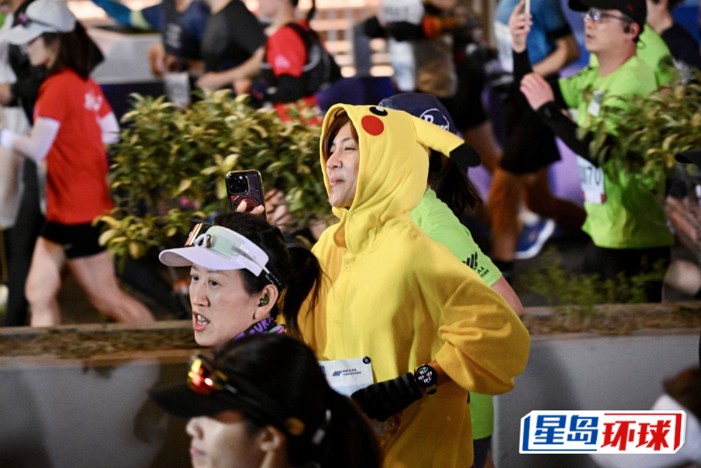 有跑手穿上《宠物小精灵》的「比卡超」服装。 有跑手穿上《宠物小精灵》的「比卡超」服装。