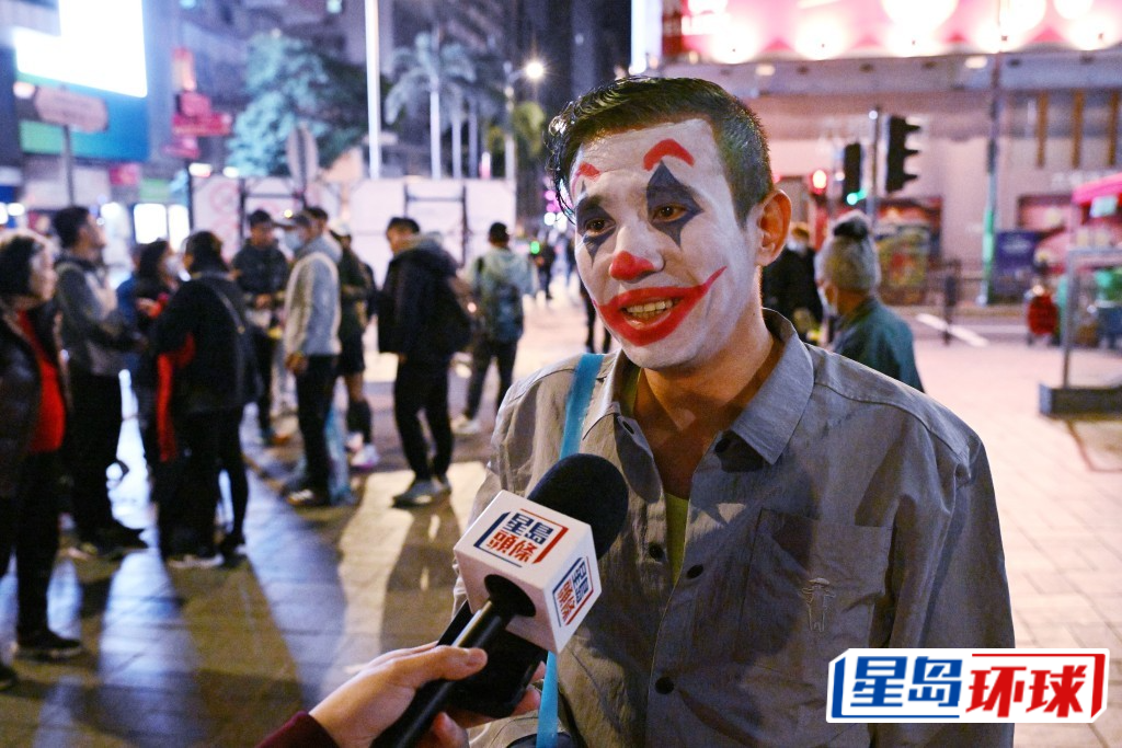 有来自北京的跑手化妆成扮成“小丑JOKER”。 有来自北京的跑手化妆成扮成“小丑JOKER”。