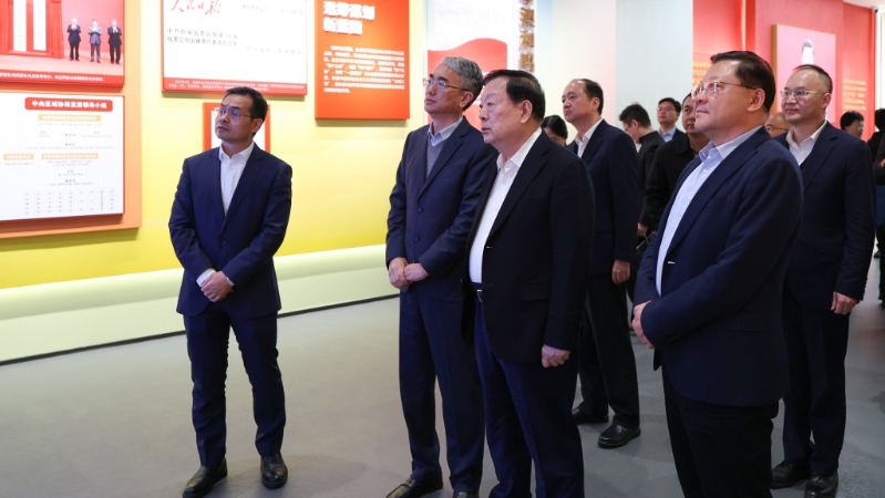 夏宝龙在天沐琴台听取横琴规划建设及产业发展情况。国务院图片 夏宝龙在天沐琴台听取横琴规划建设及产业发展情况。国务院图片