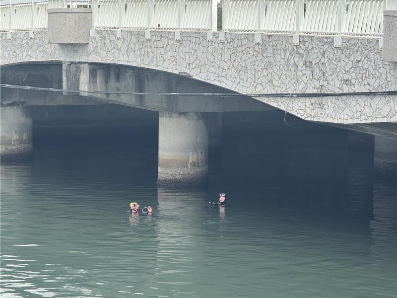 搜救人员下水。 搜救人员下水。