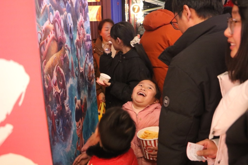 入场观影的小朋友笑容满面。(中新社) 入场观影的小朋友笑容满面。(中新社)