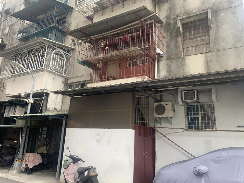 涉嫌杀人分尸的老翁张介宗住在高雄市前镇区一栋老旧公寓的二楼 涉嫌杀人分尸的老翁张介宗住在高雄市前镇区一栋老旧公寓的二楼