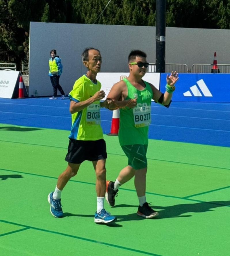 何睿知与父亲以5小时17分49秒完成赛事。 何睿知与父亲以5小时17分49秒完成赛事。