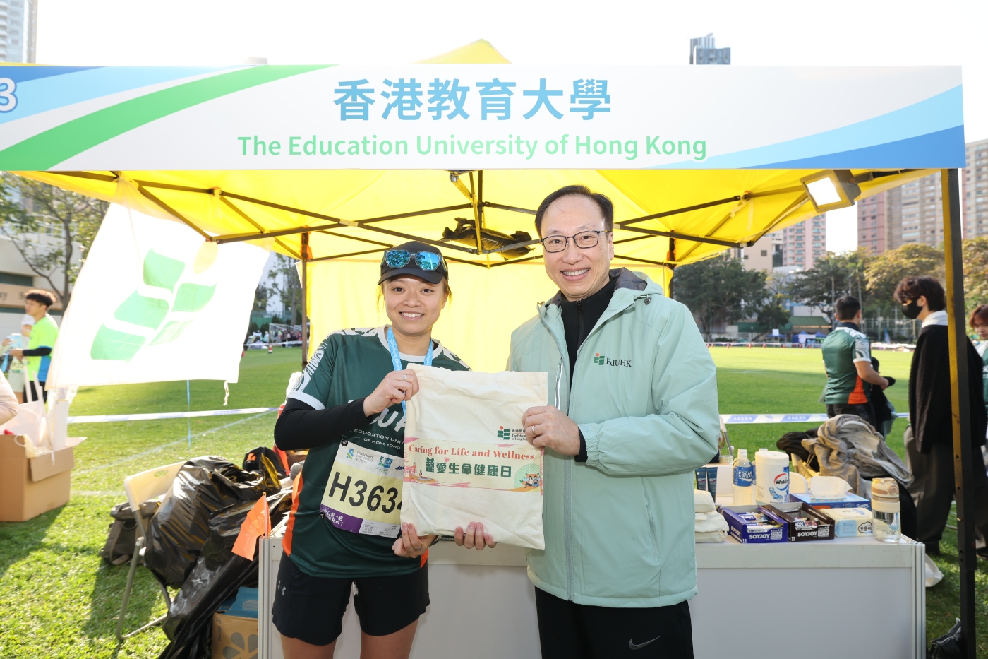 教大署理校长陈智轩教授(右)向跑手送上“福袋”祝贺和致意 教大署理校长陈智轩教授(右)向跑手送上“福袋”祝贺和致意