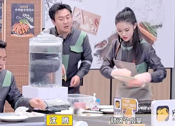 近日,有网民在微博上发文爆料表示林允与沈腾关系看起来不简单,疑似早在综艺《麻花特开心》录制期间就暗生情愫。 近日,有网民在微博上发文爆料表示林允与沈腾关系看起来不简单,疑似早在综艺《麻花特开心》录制期间就暗生情愫。