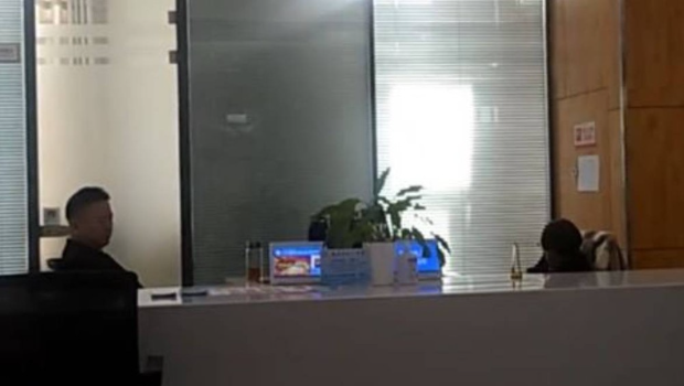 兰州有政务中心的职员办公时间打瞌睡,反获网民同情。 兰州有政务中心的职员办公时间打瞌睡,反获网民同情。