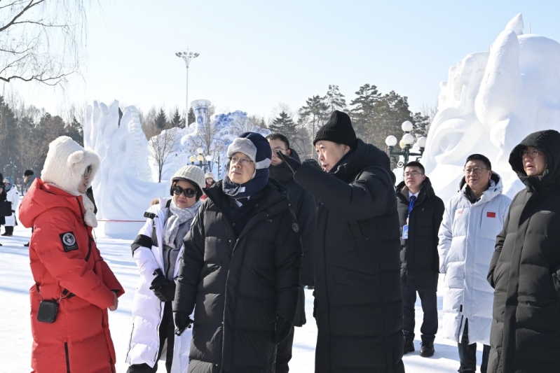 李家超(左三)参观太阳岛雪博会。政府新闻处