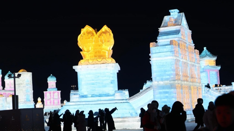 雪大世界内,象征香港的金紫荆铜像造型冰雕气势非凡。李家超FB 雪大世界内,象征香港的金紫荆铜像造型冰雕气势非凡。李家超FB