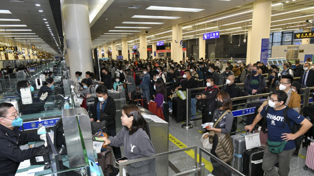 不少人会经福田口岸往来香港及内地。中新社 不少人会经福田口岸往来香港及内地。中新社