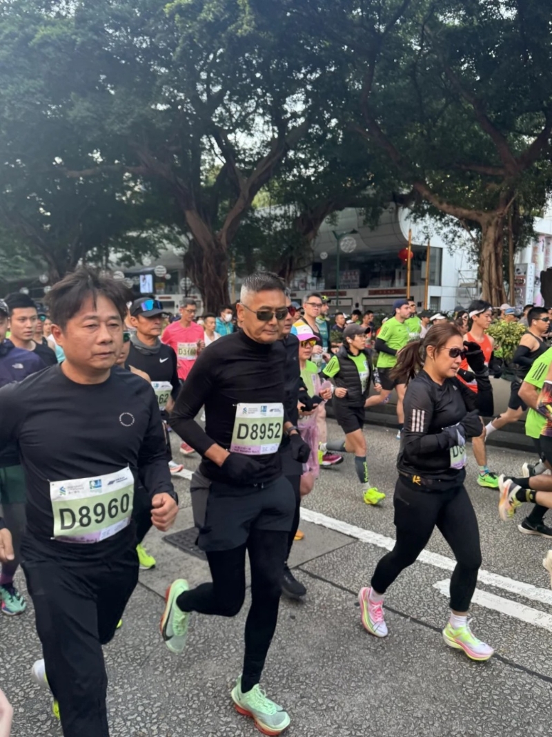 片中可见同样有陪跑教练在周润发身边担当「保镳」,以防有过份热情的粉丝影响周润发专注跑步。 片中可见同样有陪跑教练在周润发身边担当「保镳」,以防有过份热情的粉丝影响周润发专注跑步。