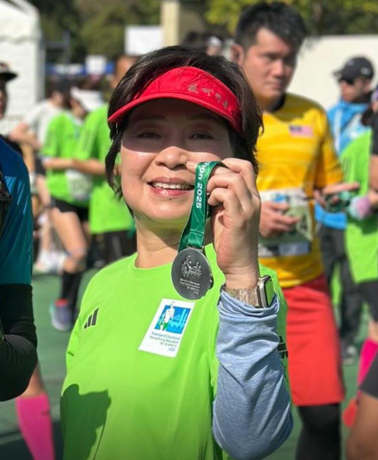 教育局局长蔡若莲昨日首度参与渣马半马。(蔡若莲FB图片) 教育局局长蔡若莲昨日首度参与渣马半马。(蔡若莲FB图片)