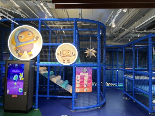 星际小特工佩戴手带传感器进入训练营进行寻宝游戏,传感器能侦测他们身处的位置及活跃程度。 (图片来源:《亲子王》) 星际小特工佩戴手带传感器进入训练营进行寻宝游戏,传感器能侦测他们身处的位置及活跃程度。 (图片来源:《亲子王》)