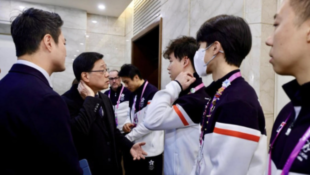 港队冰球队遭土库曼球员围殴 港队冰球队遭土库曼球员围殴