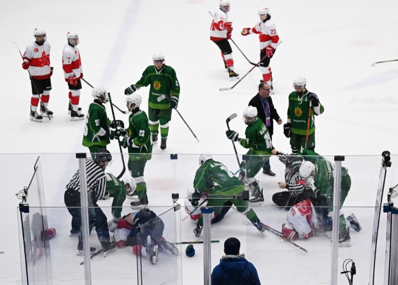 香港冰球队在亚冬会比赛中与土库曼斯坦队(绿衣)爆肢体冲突。 新华社记者 李紫恒 摄2 香港冰球队在亚冬会比赛中与土库曼斯坦队(绿衣)爆肢体冲突。 新华社记者 李紫恒 摄2