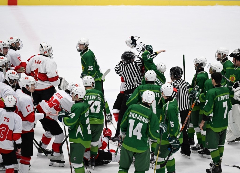 香港冰球队在亚冬会比赛中与土库曼斯坦队(绿衣)爆肢体冲突。 新华社记者 李紫恒 摄 香港冰球队在亚冬会比赛中与土库曼斯坦队(绿衣)爆肢体冲突。 新华社记者 李紫恒 摄