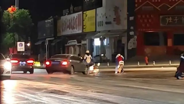 湖南新化市政在零度以下仍洒水洗街,有汽车因路面结冰打滑撞倒行人。 湖南新化市政在零度以下仍洒水洗街,有汽车因路面结冰打滑撞倒行人。