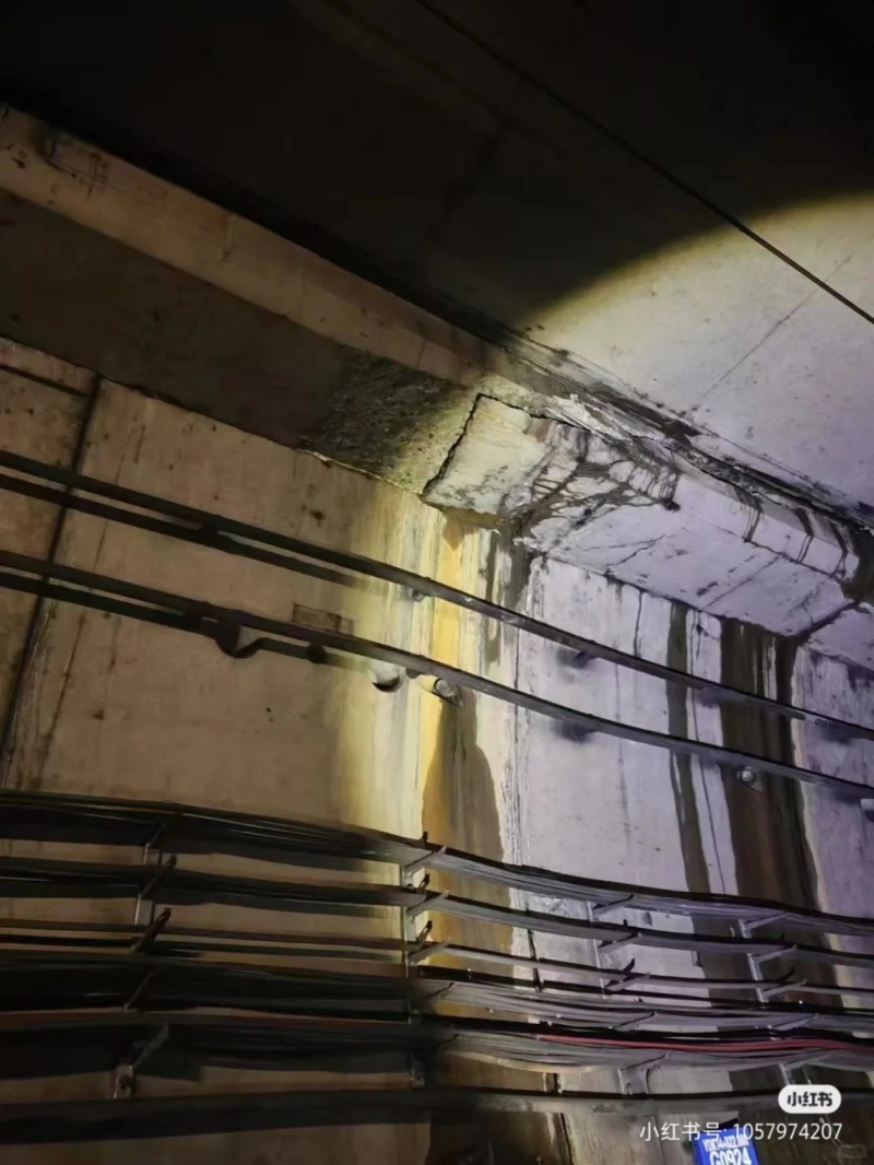 南京地铁10号线江心洲站至临江站因为渗水要封闭抢修。 南京地铁10号线江心洲站至临江站因为渗水要封闭抢修。