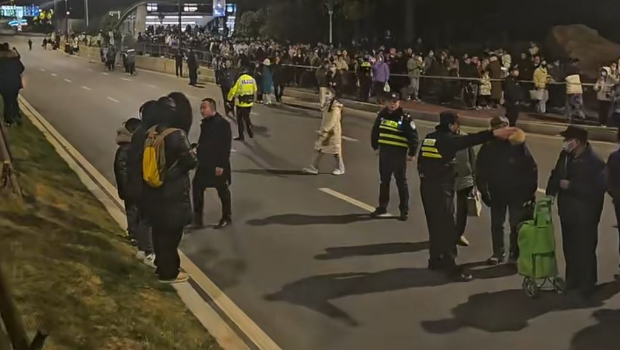 南京地铁10号线过江段封闭,对当地出行民众带来混乱。 南京地铁10号线过江段封闭,对当地出行民众带来混乱。