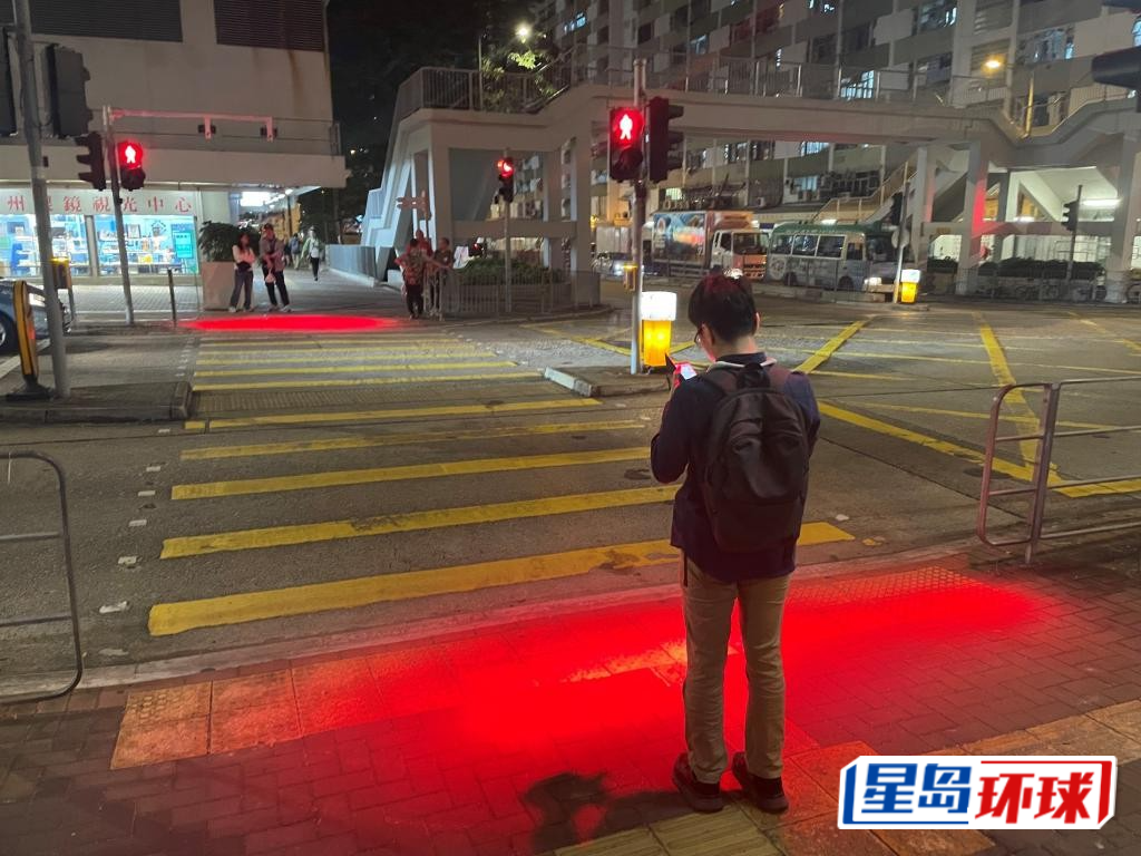 运输署在全港约100个行人过路处安装投射红光的辅助装置。 运输署在全港约100个行人过路处安装投射红光的辅助装置。