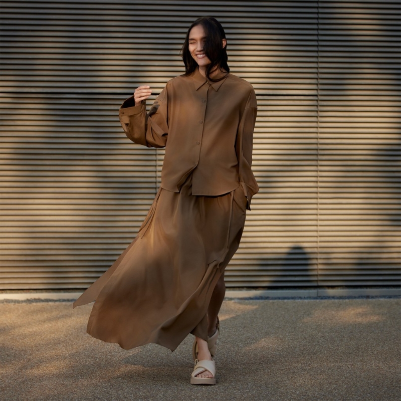 C春夏设计师联名系列的短身恤衫 $199、两侧开衩打褶半截长裙 $299,塑造优雅 Total Look。 C春夏设计师联名系列的短身恤衫 $199、两侧开衩打褶半截长裙 $299,塑造优雅 Total Look。