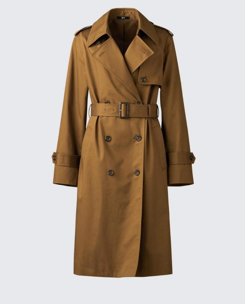 C春夏设计师联名系列女装孖襟大衣 $799,採用纯棉斜纹布料制,具光泽感,既可应付乍暖还寒的天气,又可为正装造型增添帅气。 C春夏设计师联名系列女装孖襟大衣 $799,採用纯棉斜纹布料制,具光泽感,既可应付乍暖还寒的天气,又可为正装造型增添帅气。