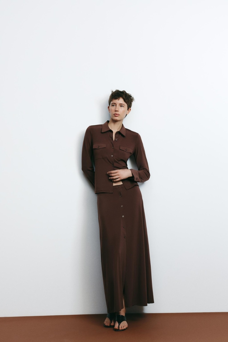 ZARA附口袋恤衫 $329、缀钮扣半截长裙 $399。 ZARA附口袋恤衫 $329、缀钮扣半截长裙 $399。