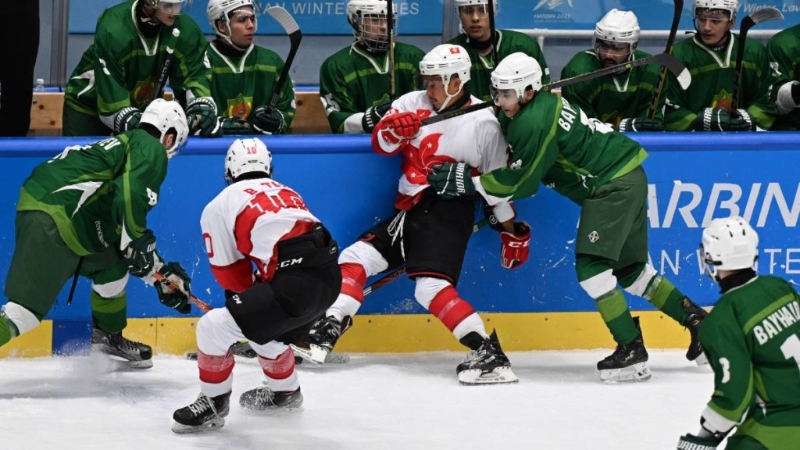 在冰球国际赛上不存在“合法打架”,只准合法的身体冲撞。 图为9日港队对土库曼斯坦。 新华社 在冰球国际赛上不存在“合法打架”,只准合法的身体冲撞。 图为9日港队对土库曼斯坦。 新华社