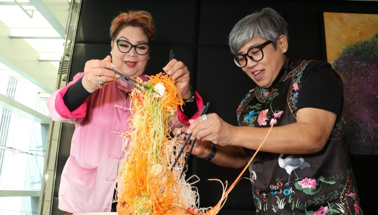 肥妈、黑妹边捞起边讲祝福语。 肥妈、黑妹边捞起边讲祝福语。