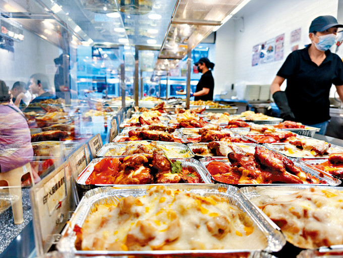 现时全港约有近580间两餸饭店。 现时全港约有近580间两餸饭店。