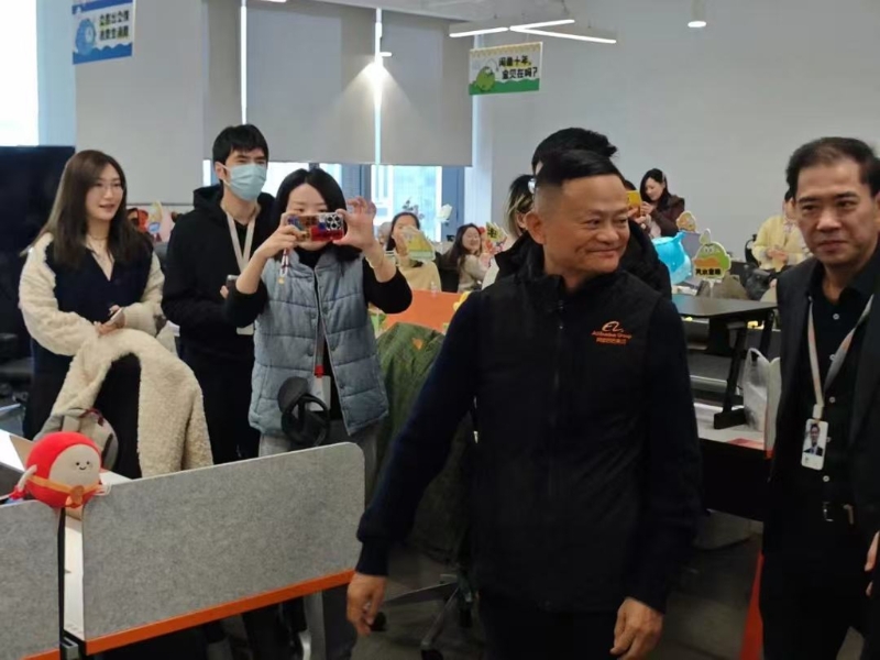 阿里巴巴创始人马云现身阿里巴巴杭州园区,他身穿阿里巴巴黑色文化夹克,全程微笑并向员工挥手致意「新年好!」(图/快科技) 阿里巴巴创始人马云现身阿里巴巴杭州园区,他身穿阿里巴巴黑色文化夹克,全程微笑并向员工挥手致意「新年好!」(图/快科技)