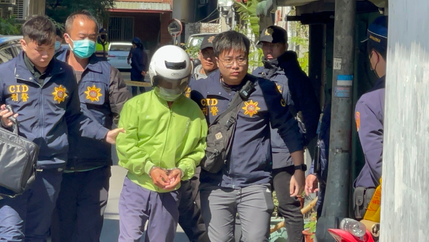 笔迹分析师陈丽光看完张介宗,认为张恐有双重人格。图为警方押解张介宗重回现场。 笔迹分析师陈丽光看完张介宗,认为张恐有双重人格。图为警方押解张介宗重回现场。