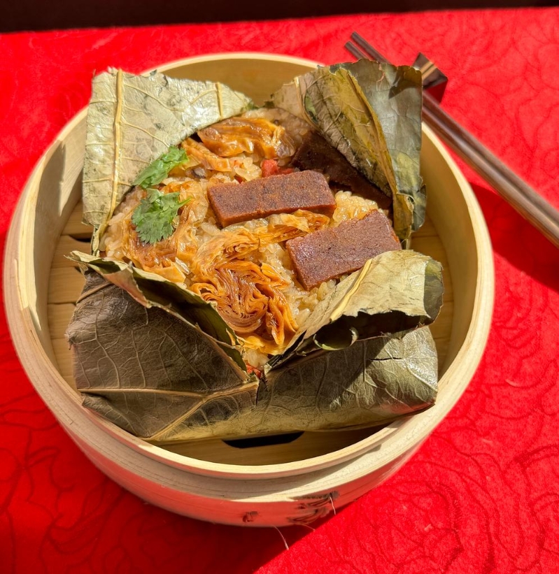 香喷喷的荷叶素腊味粳米饭包你食指大动! 香喷喷的荷叶素腊味粳米饭包你食指大动!